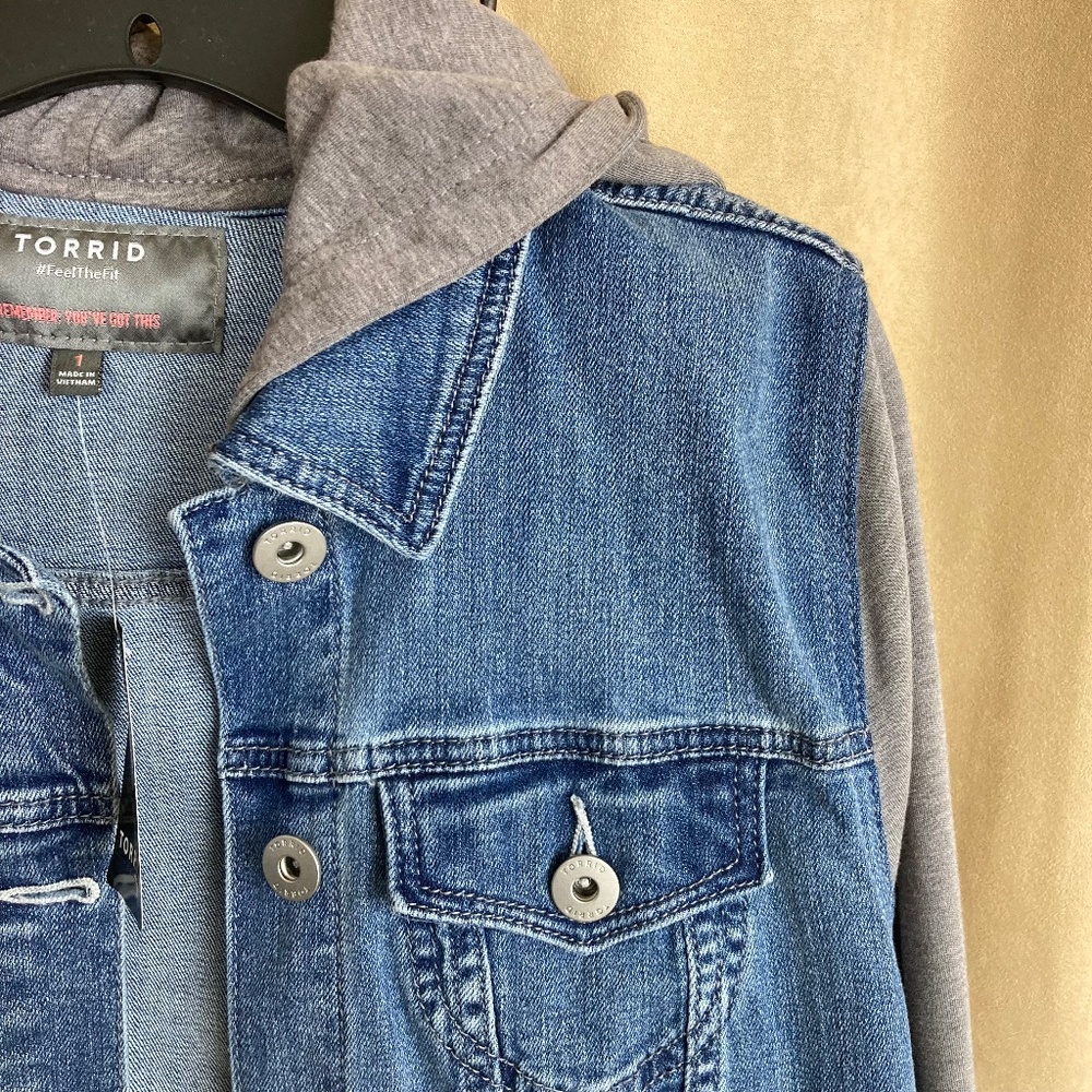 Torrid Trucker Jean Jacket with Fleece Sleeves Medium Wash, size 1X (14/… - Picture 9 of 14